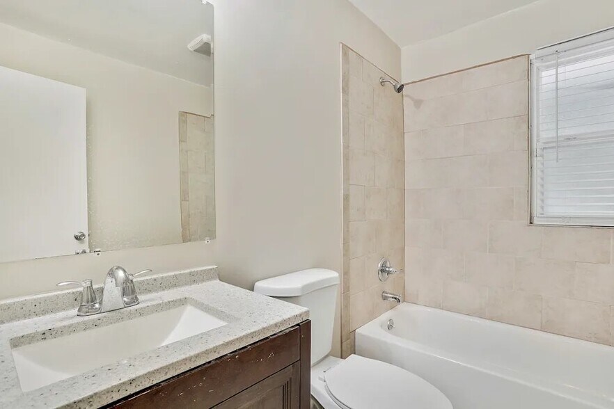 Building Photo - 2285 Headland Dr
