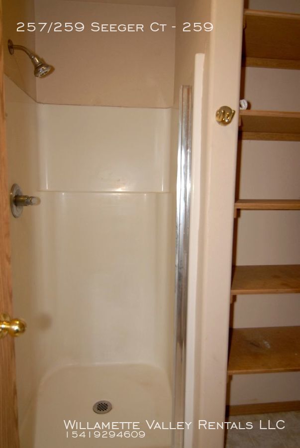 Building Photo - Nice S Salem duplex