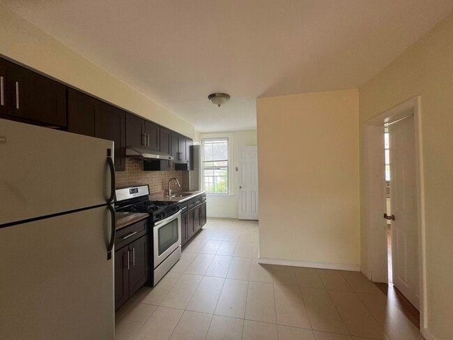 Building Photo - 216 1ST St