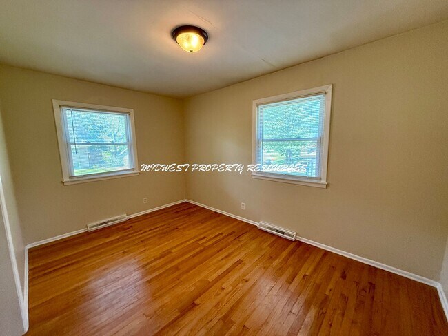Building Photo - Spacious Home 3 Bedroom w/Fin basement for...