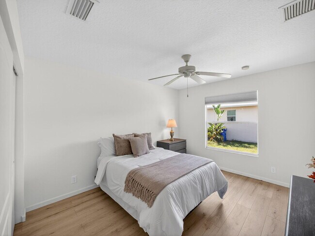 Building Photo - 2757 SW Versailles Terrace