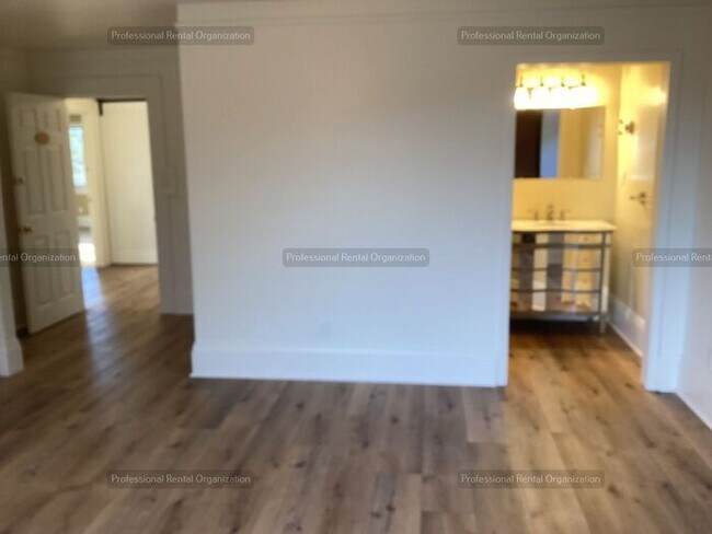 Building Photo - A price and views that can't be beat- Upper Flat with deck & expansive Vineyard and Sunset views