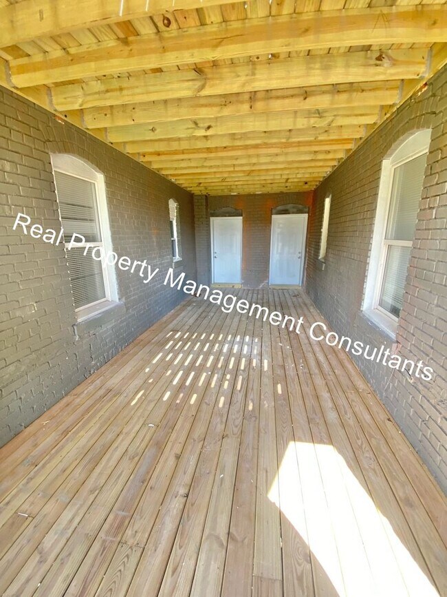 Building Photo - Renovated 3-Bedroom Home! Deposit Free Living Available via Obligo