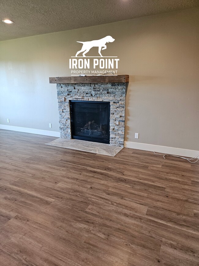 Building Photo - 2bed/1bath w/2 car garage & all appliances included.