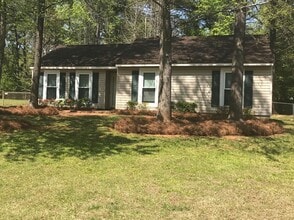 Building Photo - This beautiful 3 bedroom 1 bath home is lo...