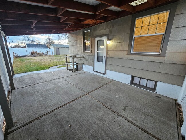 Building Photo - Stunning home in north Spokane