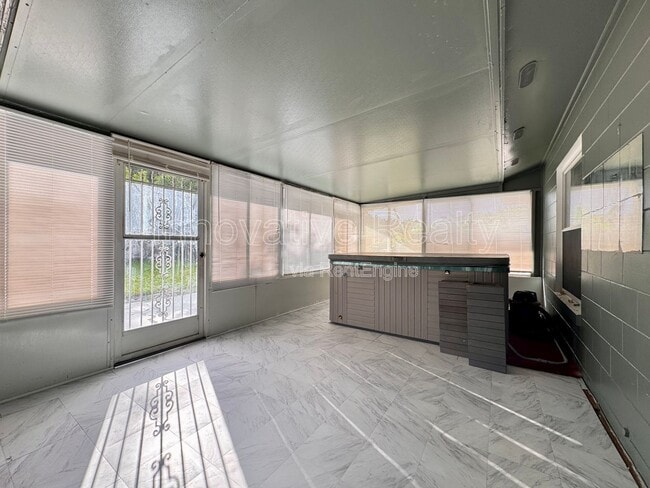 Building Photo - 1005 Bradford Dr