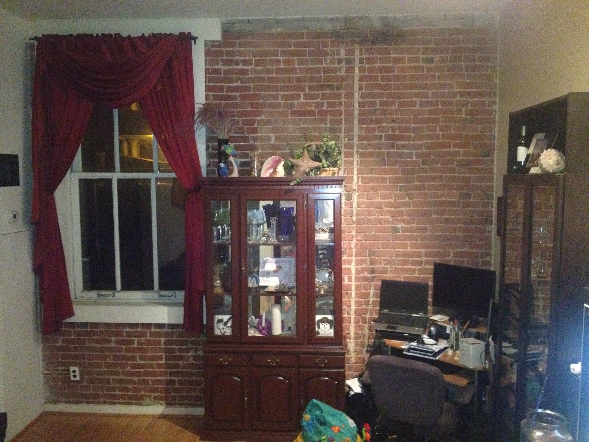 Living room Back wall Red Brick - 1010 Race St