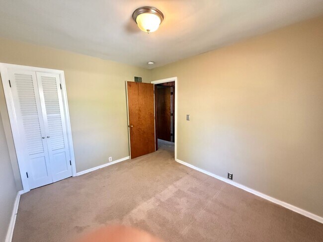 Building Photo - Charming 2 BR house in quiet Normal neighborhood