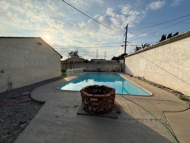 Building Photo - 6109 Riverton Ave