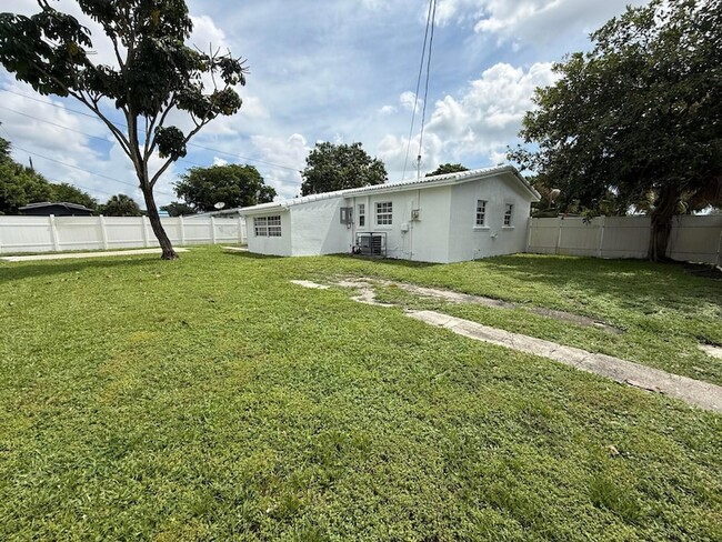 Building Photo - 1751 NW 34th Ave