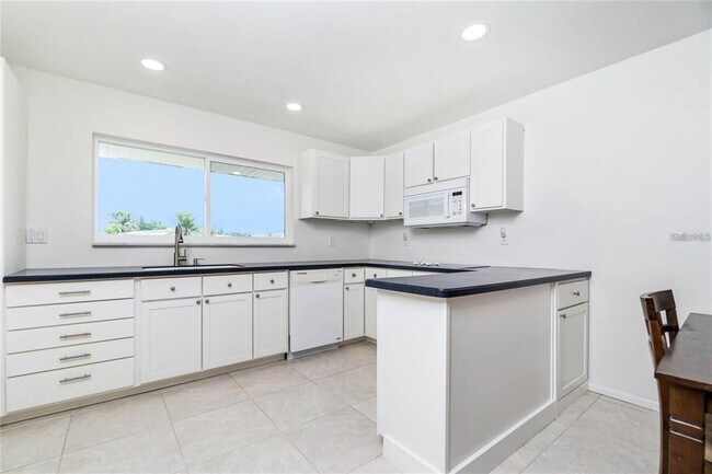 Building Photo - 2324 Hayworth Rd