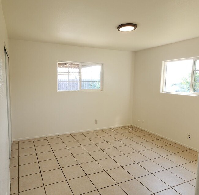 Building Photo - Your Perfect Ventura Retreat 4 bedroom 2 f...
