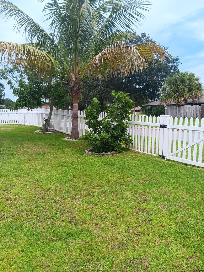 Building Photo - 2321 Irlo Dr