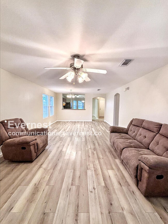 Building Photo - 122 Golden Oak Dr