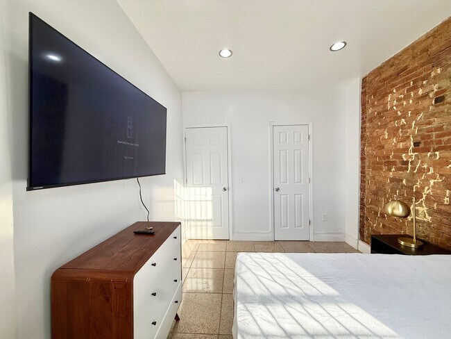 Building Photo - Furnished room/NOT APARTMENT