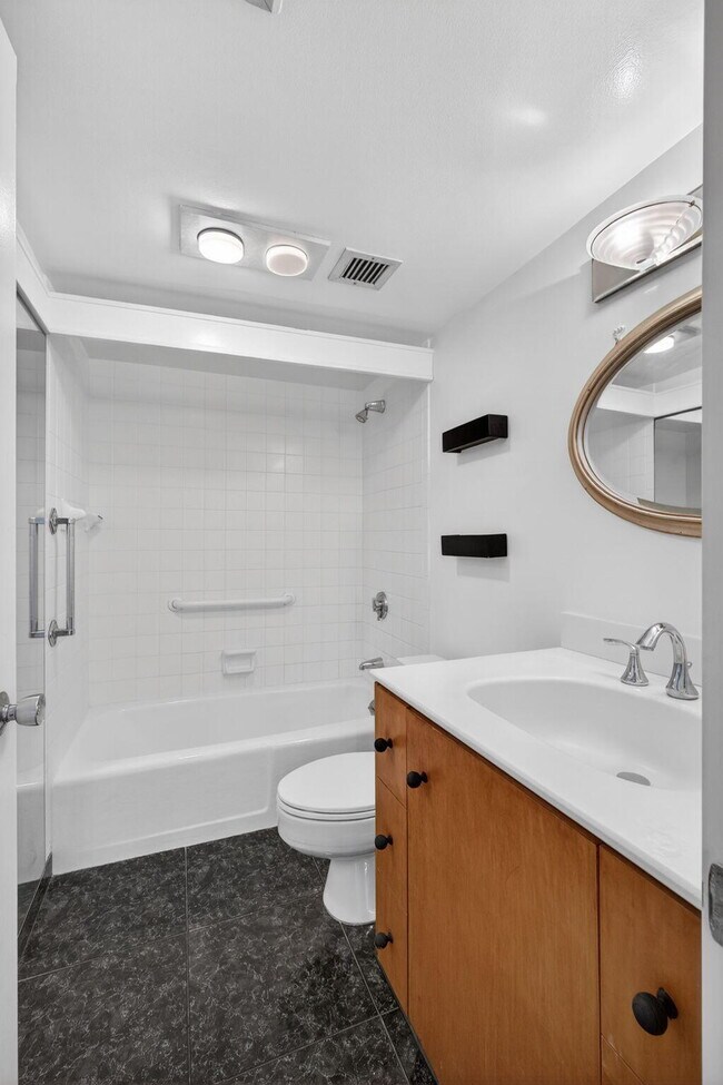 Building Photo - 134 Lakeshore Dr