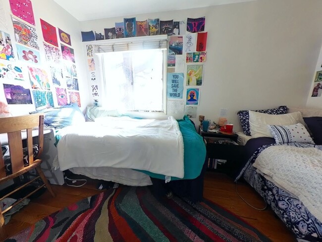 Building Photo - 4 Bedroom w/ POOL and Huge yard!