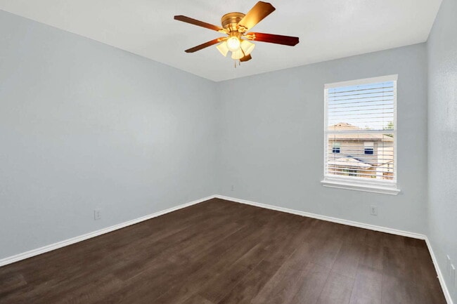 Building Photo - 406 Reba
