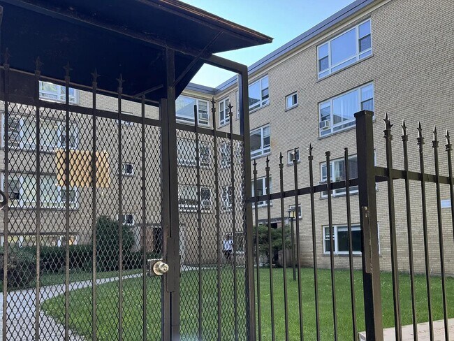 Building Photo - 6114 N Damen Ave