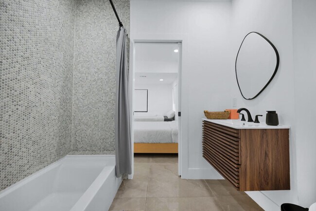 Building Photo - 5313 NE 1st Ave