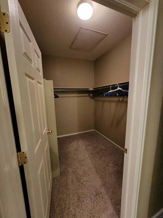 Building Photo - 2 Bed 2 Bath Condo With Balcony!