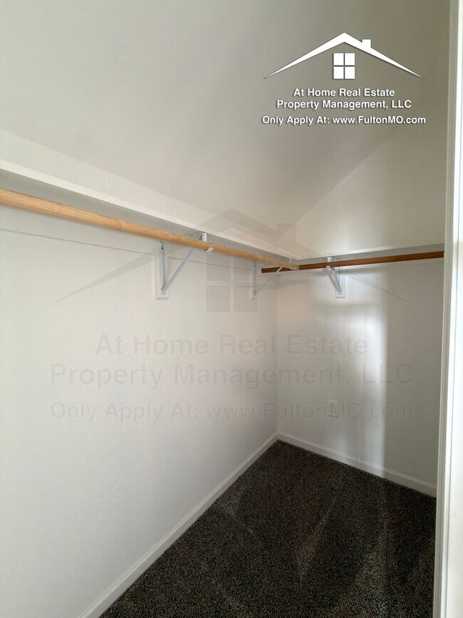 Building Photo - Greystone Court Duplex 1011-1013