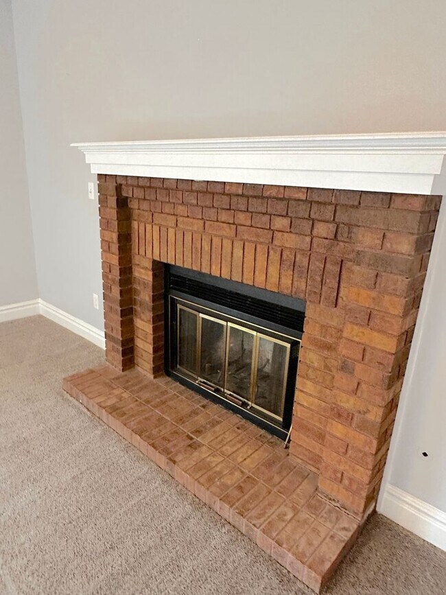 Building Photo - Move in ready home in 80918!