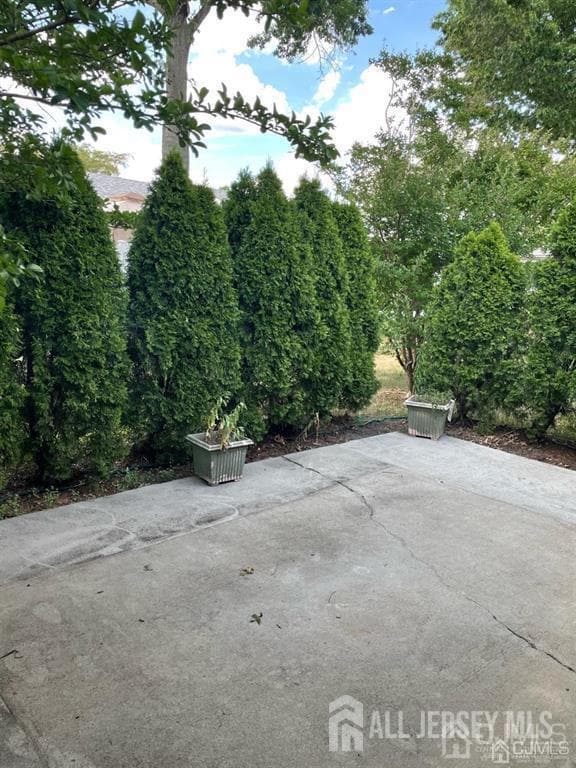 Building Photo - 402 Metuchen Dr