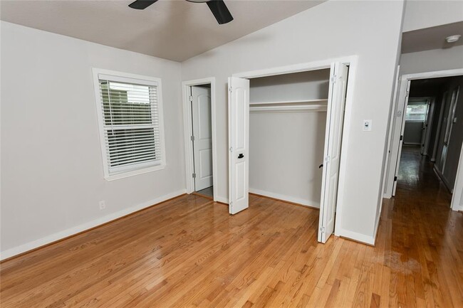 Building Photo - 10937 Greenwillow Dr