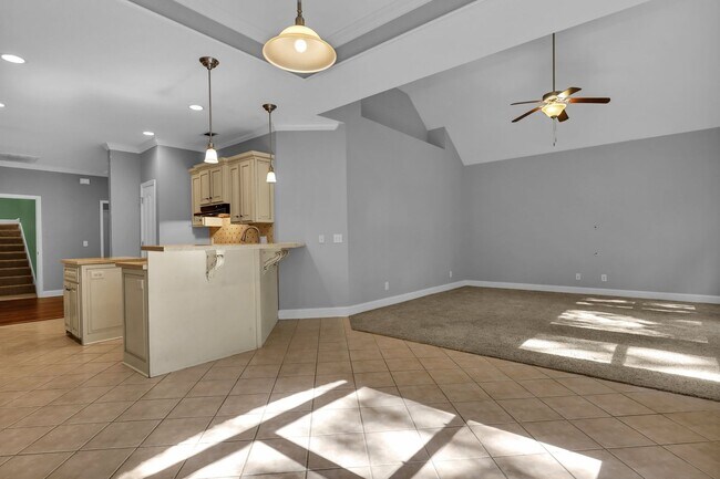 Building Photo - AVAILABLE LATE JULY 2025 (PET FRIENDLY)