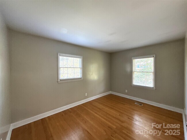 Building Photo - 1127 Queensgate St