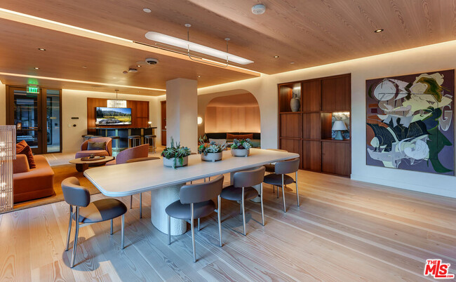 Building Photo - 700 Broadway