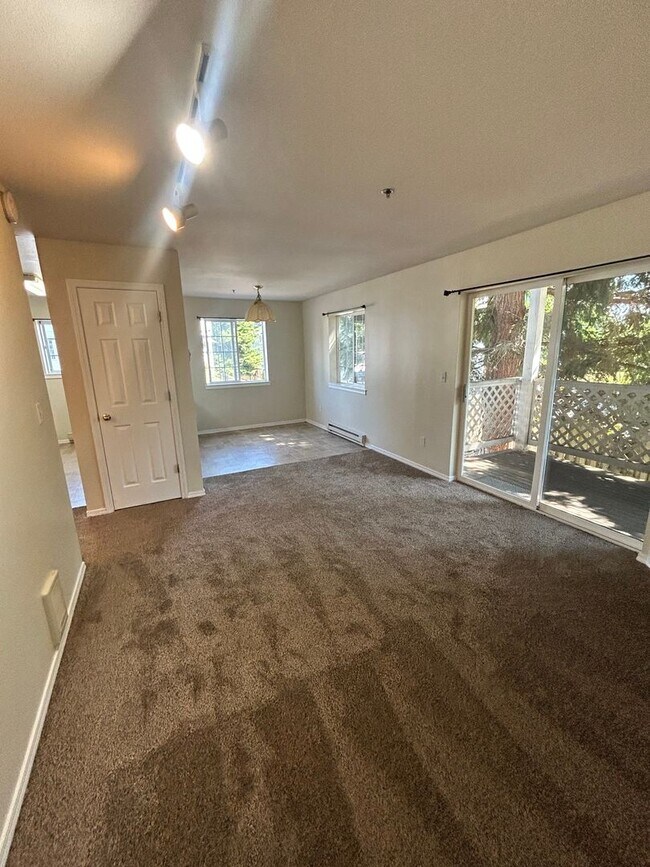 Building Photo - 2713 W Maplewood Condo