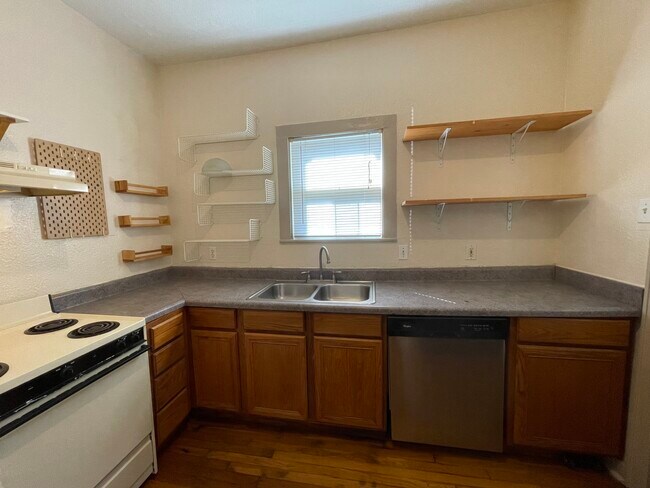 Building Photo - 713 E Elmira St