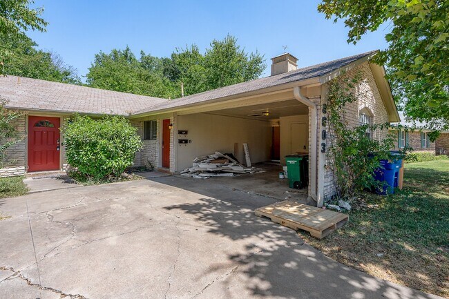 Building Photo - "Charming 2-Bed Duplex in Austin's Vibrant...
