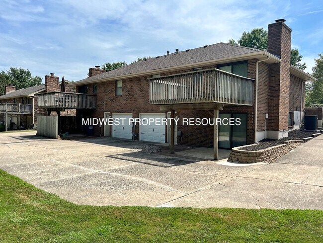Building Photo - Freshly Updated 3 Bedroom Duplex