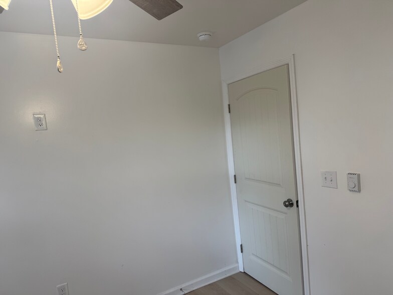 Building Photo - 922 Hastings St