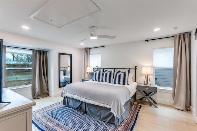 Building Photo - 2209 Fair Oaks Dr