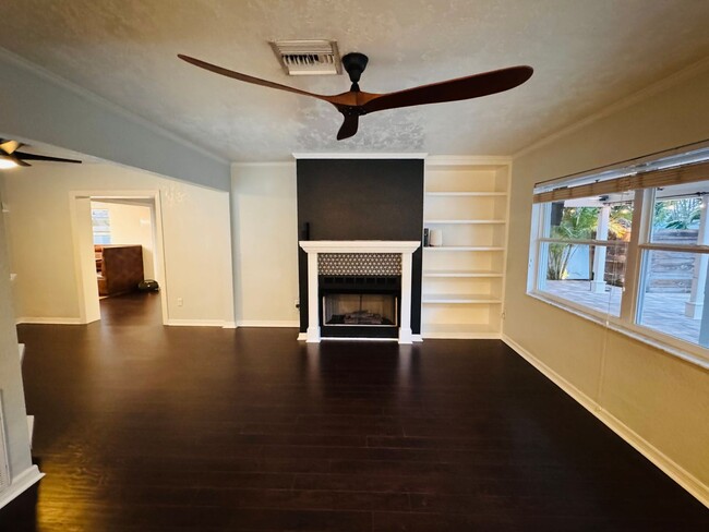 Building Photo - Elegant and Updated 3/2 Pool Home just min...