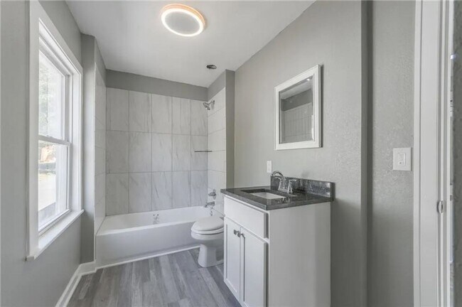 Building Photo - Updated 2/1 in Independence