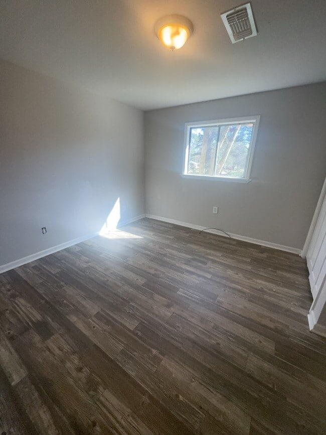 Building Photo - 905 Raymond Rd