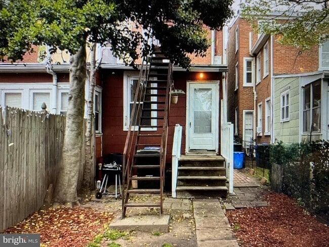 Building Photo - 336 Barclay St