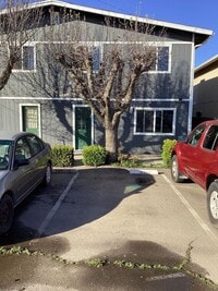 Building Photo - VERY NICE 2 BEDROOM 1.5 BATH GUSTINE APARTMENT