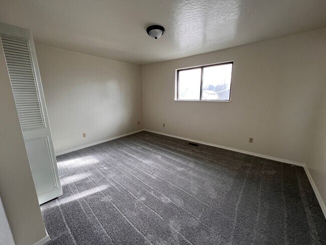 Building Photo - 1100 sf 2 bed 1.5 bed Springfield townhouse