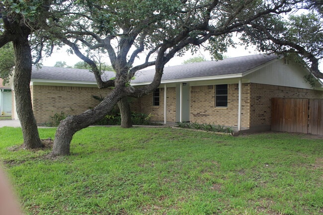 Building Photo - 1414 N Live Oak St