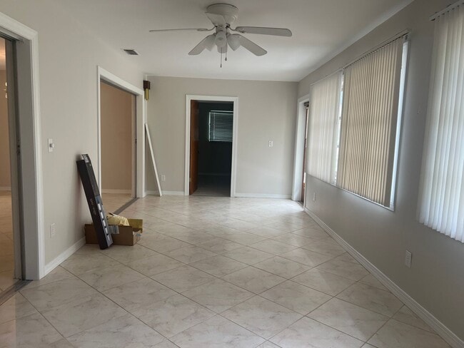 Building Photo - 2BR+Bonus Room/2 bathroom SFH on Venice Is...