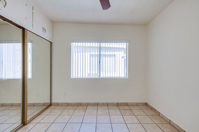 Building Photo - 2431 S Ridgeley Dr