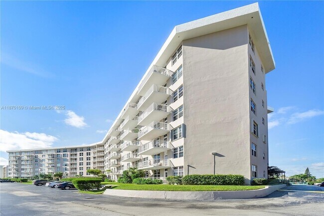 Building Photo - 2851 S Ocean Blvd