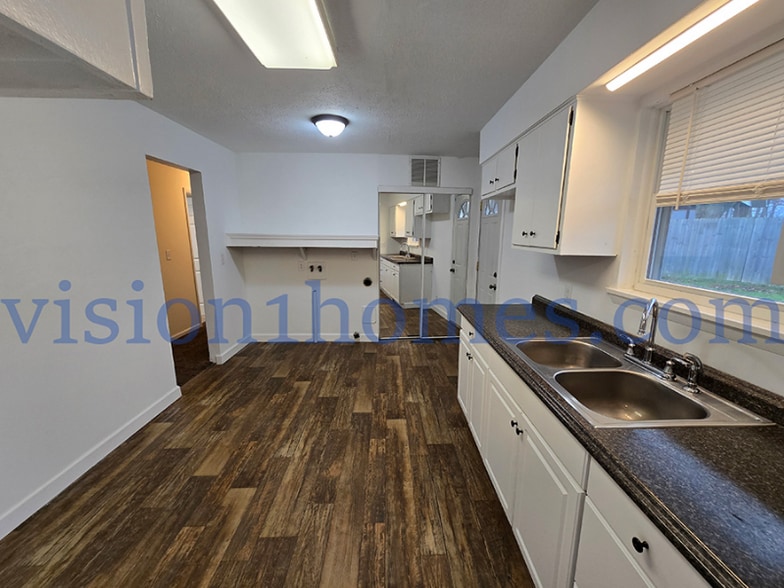 Building Photo - 433 Lewis Blvd